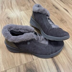 Bzees Women’s Size 7 Grey “Golden” Faux Fur Trim Washable Slip On Booties Comfy